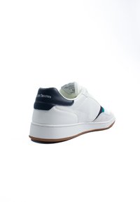 Fehér sportcipő tengerészkék részletekkel, texturált bőr felsőrésszel, alacsony profilú, gumitalppal, oldalán türkiz csíkkal.