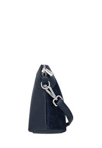 Granatowa skórzana torebka na ramię z zamszu w kształcie trójkąta, z metalowymi akcentami w kolorze srebra i zamknięciem na zamek. Posiada regulowany pasek.