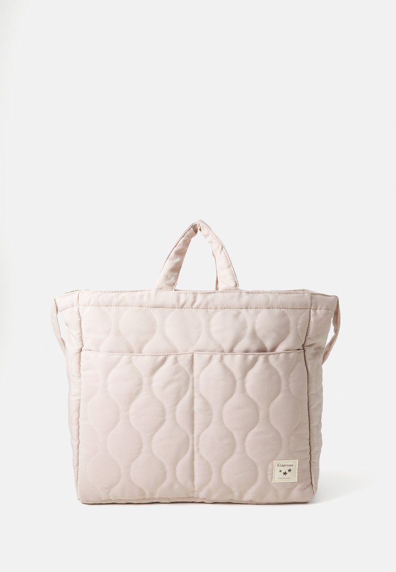 Pihe-puha rózsaszín anyagból készült steppelt táska, két fogantyúval és egy címkés elülső zsebbel. A felülete texturált, hullámos mintázattal.