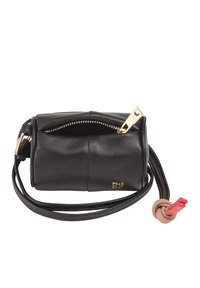 Bolso de piel negra con forma rectangular, cierre dorado y una correa desmontable. Presenta un detalle de nudo único en la correa.