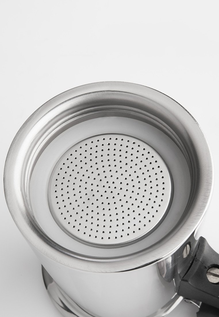 Moulin à café en acier inoxydable avec un couvercle de filtre rond et perforé, et une poignée noire. Surface lisse et finition polie.
