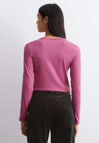 Marc O'Polo DENIM ROUNDNECK FLATLOCK - Langarmshirt - wild aster