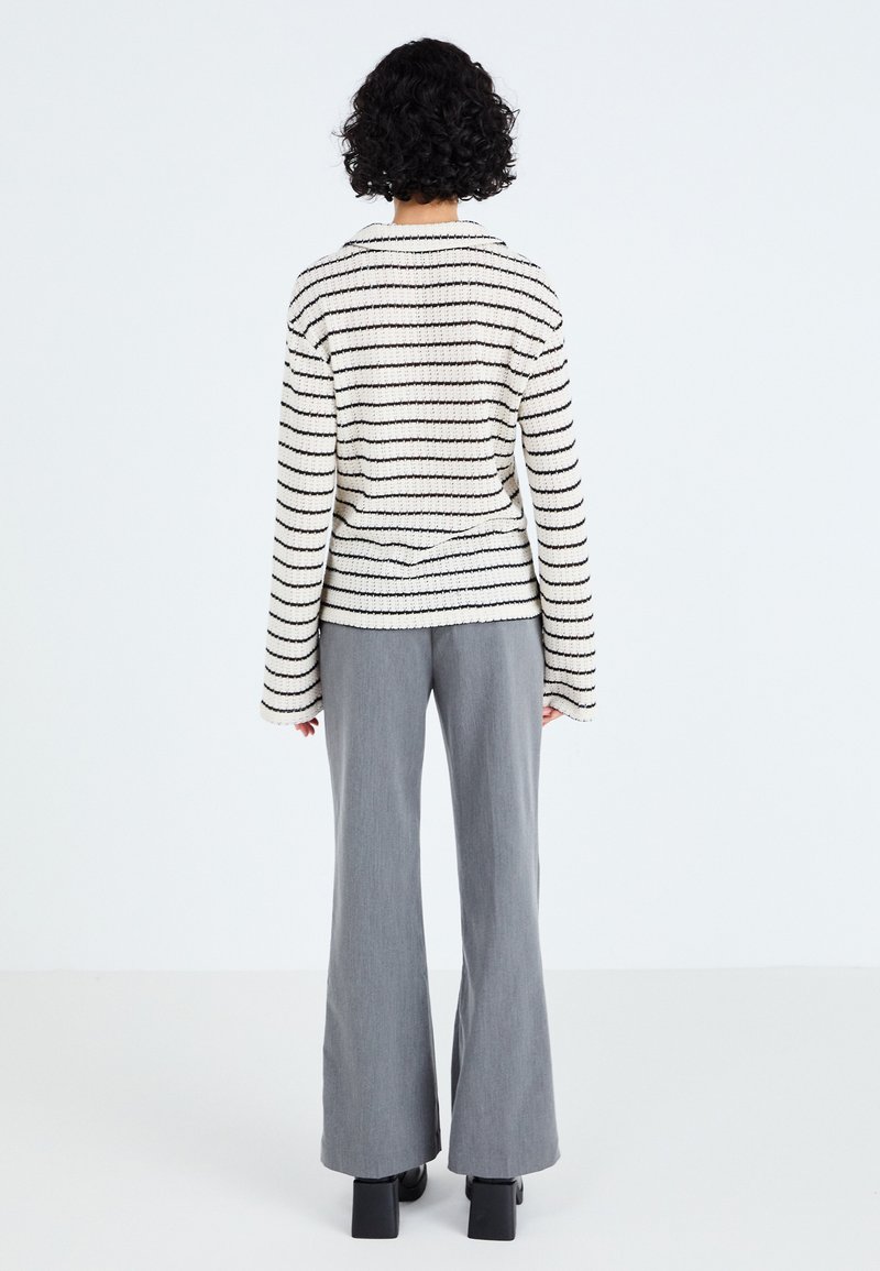 Dik va mushukning kulgili fotosurati