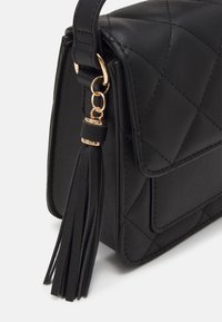 Anna Field Skulderveske - black