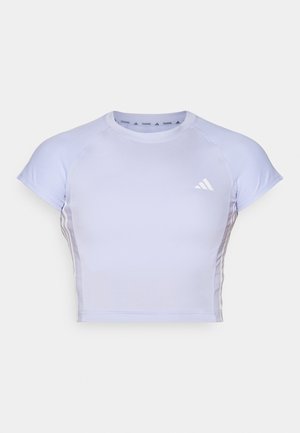 Hellblaues Sportshirt mit kurzen Ärmeln, schmalem Schnitt, gerippten Akzenten und kleinem weißem Logo auf der Brust. Glattes, elastisches Material.