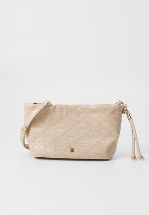 Beige skinnveske med preget swirl-mønster, glidelåslukking, justerbar stropp og detaljer i gull.