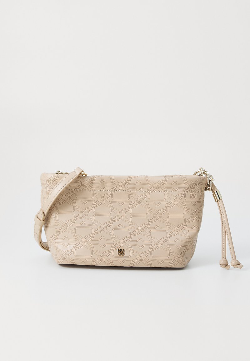 Beige skinnveske med preget swirl-mønster, glidelåslukking, justerbar stropp og detaljer i gull.
