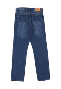 Jeans de mezclilla azul con una textura ligeramente desteñida, diseño de cinco bolsillos y una etiqueta de cuero de marca en la cintura. Corte recto.