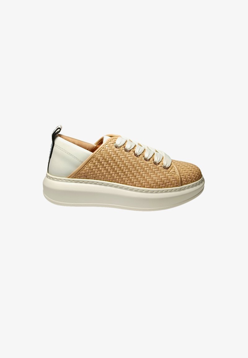 Geweven beige sneaker met witte leren accenten, ronde neus en platte zool. Voorzien van beige veters en een gestructureerd oppervlak op het bovenwerk.