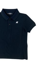 Polo shirt blu navy in cotone, con colletto a polo, tre bottoni e un piccolo logo bianco sul lato sinistro del petto. Maniche corte.