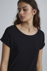 Schwarzes T-Shirt mit kurzen Ärmeln, weicher Textur, runder Halslinie und hochgerollten Ärmeln, entworfen für eine bequeme Passform.