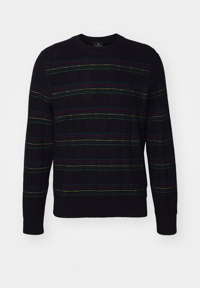 Un pull noir avec une texture côtelée, présentant des rayures en tartan multicolores sur la poitrine et les manches. Encolure ronde et manches longues.