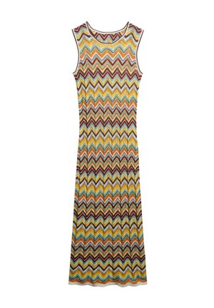 Strikket ærmeløs kjole med et flerfarvet zigzag-mønster i rød, orange, gul, blå og creme; gulvlængde med en rund halsudskæring.