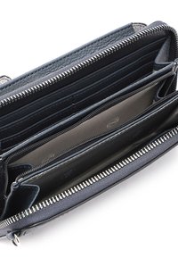 Dunkelblaues Lederportemonnaie, geöffnet, mit mehreren Kartenfächern und einem zentralen Reißverschlussfach mit silbernen Reißverschlusszähnen.