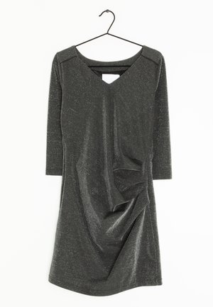 Abito grigio scuro con scollatura a V, maniche a tre quarti e dettaglio di tessuto drappeggiato sul davanti. Realizzato in materiale testurizzato e luccicante.