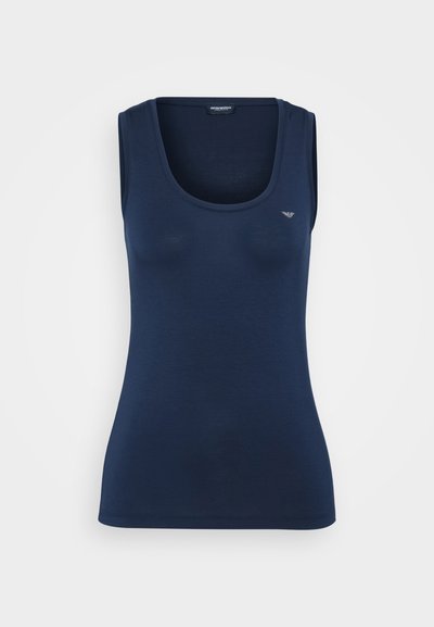 Tamsiai mėlynas be rankovių marškinėlis, pagamintas iš minkštos medžiagos; turi apvalų iškirpimą ir mažą logotipą kairėje pusėje. Lygus paviršius, prigludusi forma.