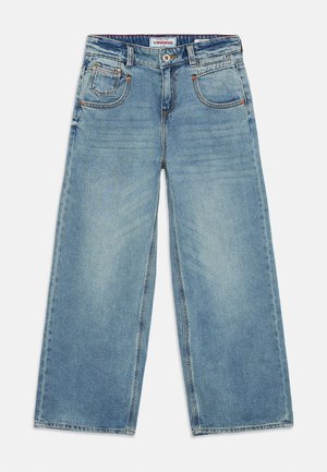 Ανοιχτό μπλε τζιν παντελόνι με φαρδιά πόδια, μπροστινές τσέπες, θηλιές για ζώνη, κούμπωμα με κουμπί και ετικέτα μάρκας μέσα στην ζώνη.