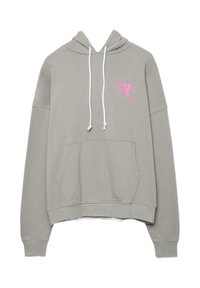 Lysegrå hættetrøje med frontlomme, hvide snore og lyserød "NYC" tekst på venstre bryst.
