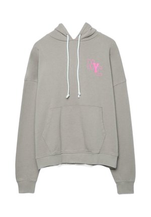 Lysegrå hættetrøje med frontlomme, hvide snore og lyserød "NYC" tekst på venstre bryst.