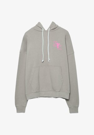 Lysegrå hættetrøje med frontlomme, hvide snore og lyserød "NYC" tekst på venstre bryst.