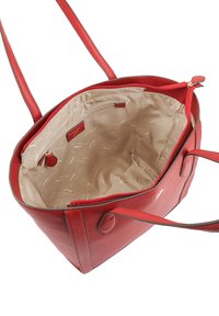 Rode leren handtas met dubbele handvatten, een open bovenkant en een beige satijnen interieur met een ritsvak en logo-detail.