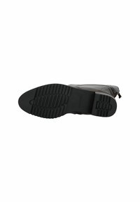 Bota de tobillo de cuero negro con suela de goma texturizada. Cuenta con un tacón plano y una cremallera lateral para facilitar su uso.
