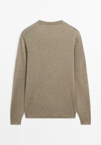 Långärmad tröja i ljus taupe, tillverkad av mjukt material med en slät textur, med en enkel rund halsringning och ribbad nederkant.