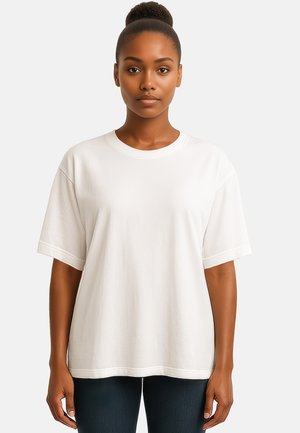 T-shirt bianca in cotone con maniche corte e scollatura rotonda. Il tessuto sembra liscio, con dettagli di cucitura sottili lungo le cuciture.