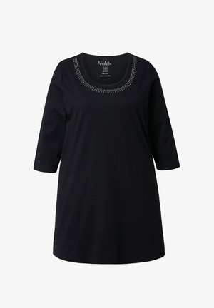 Schwarzes Baumwoll-T-Shirt mit einem rund ausgeschnittenen Ausschnitt, der mit dekorativen Nieten um den Kragen verziert ist, dreiviertel langen Ärmeln und einem geraden Schnitt.