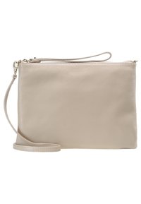 Pochette in pelle beige con finitura testurizzata, chiusura con cerniera superiore e cinturino da polso removibile. Forma rettangolare, design minimalista.