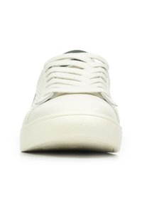 Sneaker bianco con lati testurizzati, lacci piatti e punta liscia. Presenta una suola in gomma e un design semplice e lineare.