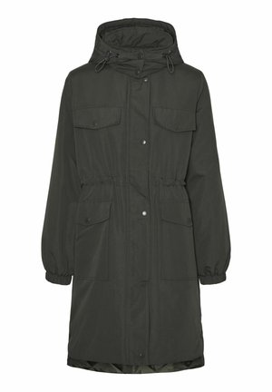 Tume roheline parkaga, millel on kapuuts, vöökoht on timmitud ja nööbiga kinni pandud. Omab kahte rinda taskut ja elastseid mansette, mis loovad vormitud välimuse.