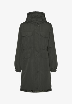 Tume roheline parkaga, millel on kapuuts, vöökoht on timmitud ja nööbiga kinni pandud. Omab kahte rinda taskut ja elastseid mansette, mis loovad vormitud välimuse.