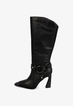 Stivale alto in pelle nera con punta affusolata, punta metallica e cinturino decorativo con accessori hardware sulla caviglia. Tacco alto.