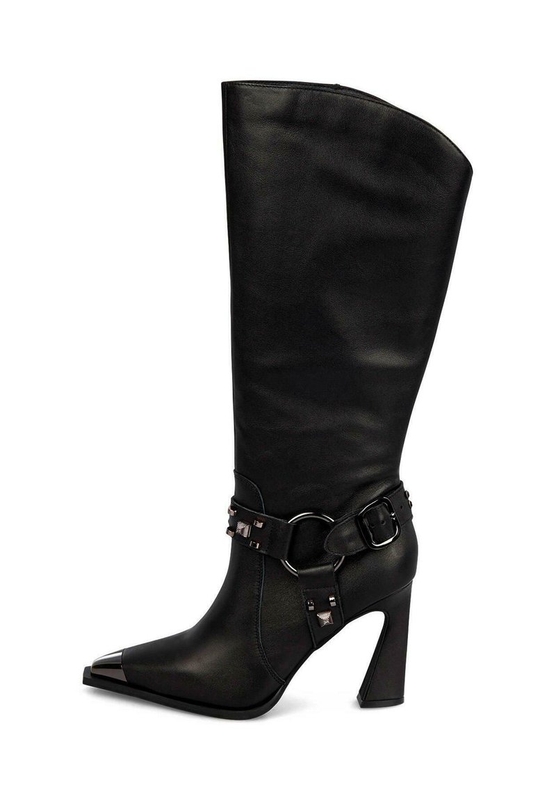 Bota de cuero negro hasta la rodilla con punta afilada, puntera metálica y cinturón decorativo con acentos de hardware en el tobillo. Tacón alto.