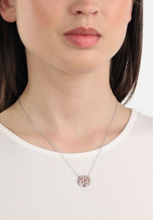 Collana con pendente a forma di albero in argento, realizzata su una delicata catena, caratterizzata da un design circolare con accenti in oro rosa e dettagli fogliari intricati.