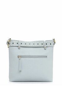 Hellblaue Lederhandtasche mit strukturierter Oberfläche, ausgestattet mit einem goldnietenbesetzten Tragegurt, einer vorderen Reißverschlusstasche und goldfarbenen Beschlägen.