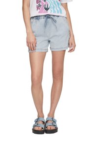 Jasnoniebieskie szorty dżinsowe z elastycznym pasem i sznurkiem. Posiadają boczne kieszenie i postrzępione wykończenie. W zestawie z niebieskimi sandałami.