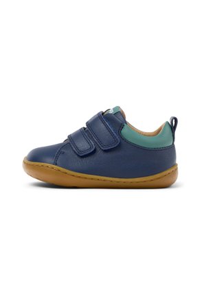 Kinder Schuh in Marineblau mit zwei Klettverschlüssen, grün gepolsterter Fersenkappe, Zuglasche und brauner Gummisohle.