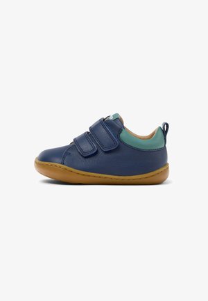 Scarpa per bambini di colore blu navy con due fasce in velcro, collarino imbottito verde, linguetta per tirare e suola in gomma marrone.