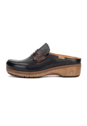 Zueco de cuero negro con tira marrón y detalles cosidos, suela de madera con diseño y parte trasera abierta para facilitar su colocación.