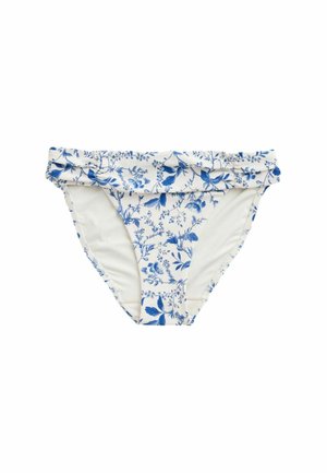 Białe majtki bikini z niebieskim kwiatowym nadrukiem i złożonym paskiem w talii, przedstawione na jednolitym białym tle.
