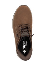Zapato de cuero marrón con punta redonda, diseño de cordones, costuras reforzadas y cuello acolchado. Incluye plantilla negra acolchada etiquetada "Rieker Anti-Stress."