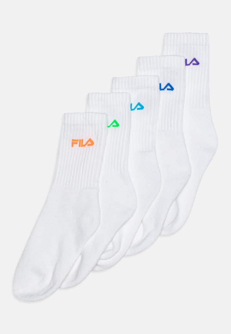 Cinco pares de calcetines blancos con puños acanalados, que presentan logotipos de Fila en colores naranja, verde, azul y púrpura en cada par.