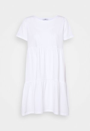 Krótka biała bawełniana sukienka z krótkimi rękawami i marszczonymi warstwami tworzącymi luźną, zwiewną sylwetkę.