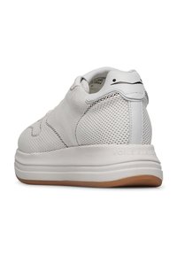 Sneaker bianca con tomaia in rete e suola in gomma morbida. Presenta un logo discreto sul tallone e dettagli testurizzati sui pannelli laterali.
