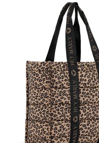 Beige gequilted schoudertas met zwarte luipaardvlekken en zwarte handvatten, gemarkeerd met "HEY MARLY" in beige letters.