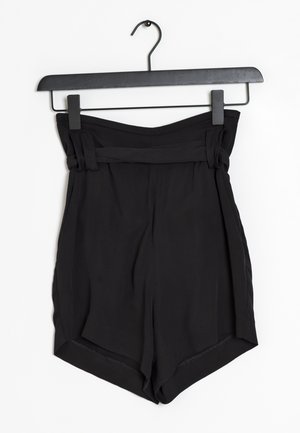 Shorts noirs en tissu lisse et léger. Présentent une large ceinture avec un accent noué, et une coupe décontractée avec des ourlets roulés.