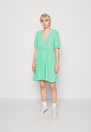 Pieces PCLUNA V NECK SHORT DRESS  - Φόρεμα ημέρας - irish green