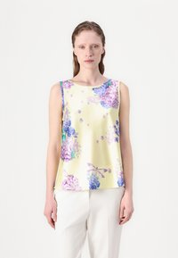 Top sin mangas en satén amarillo claro, con patrones florales morados y detalles en azul y mariposas. Textura suave y corte relajado.